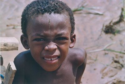 Madagascar - Bambino al guado